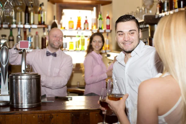 Restaurante visitantes bebendo vinho — Fotografia de Stock