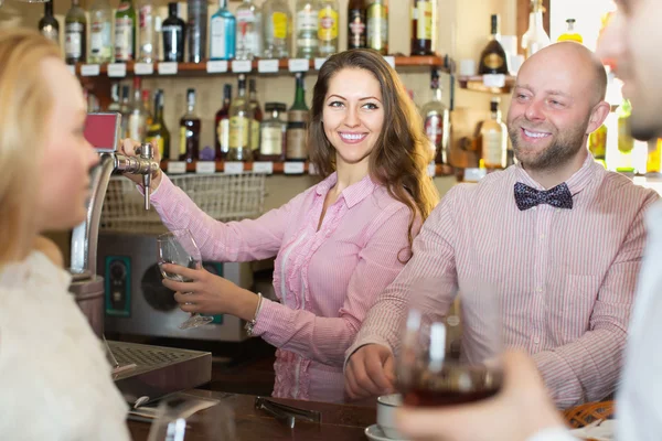 Paar drinken wijn bij bar — Stockfoto