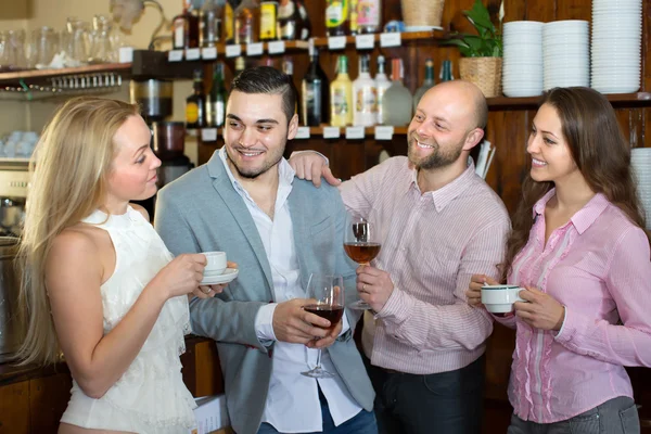 Junge glückliche Erwachsene an der Bar — Stockfoto