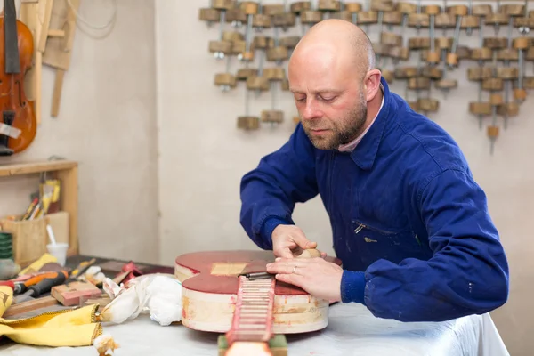 Artigiano con chitarra incompiuta — Foto Stock