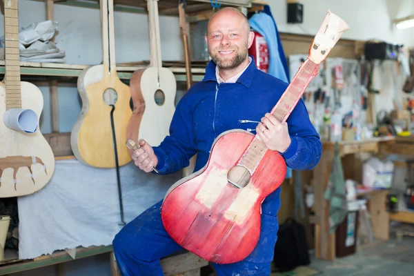 Ambachtsman bedrijf onvoltooide gitaar — Stockfoto