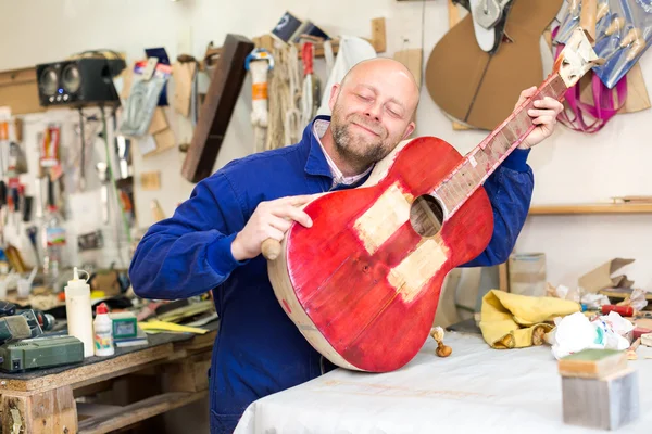 Gitaar maker knuffelen zijn gitaar — Stockfoto