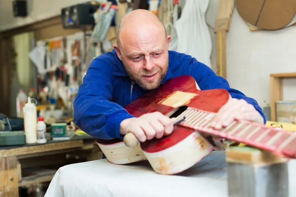 Ambachtsman bedrijf onvoltooide gitaar — Stockfoto