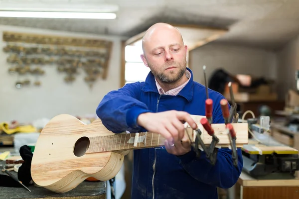 Professionele schrijnwerker maken een gitaar — Stockfoto