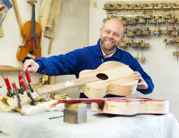 Artigiano che lavora con chitarra incompiuta — Foto Stock