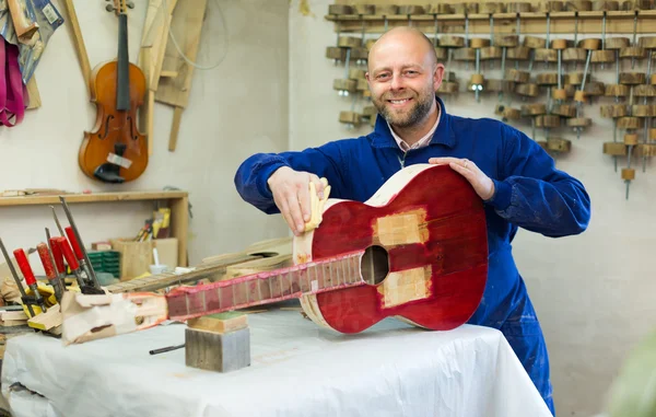 Guitar-maker at workshop — Stock Photo, Image