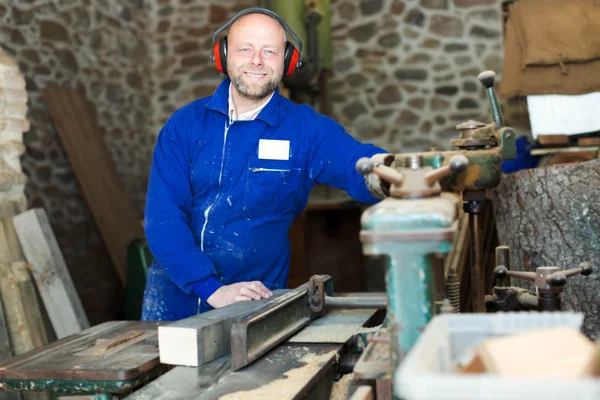 Employee works on the machine — Stock Photo, Image