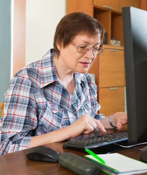 Senior female using keyboard — Stock Photo, Image
