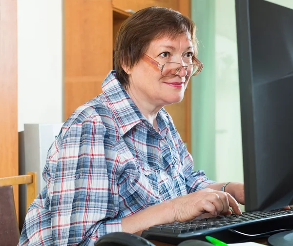 Senior hembra usando teclado — Foto de Stock