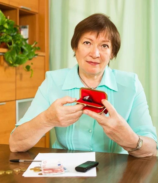 Vrouw met portemonnee en met financiële documenten — Stockfoto