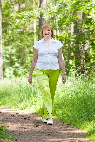 Walking zralá žena — Stock fotografie