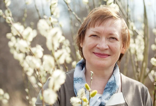 Sorridente donna anziana in primavera — Foto Stock