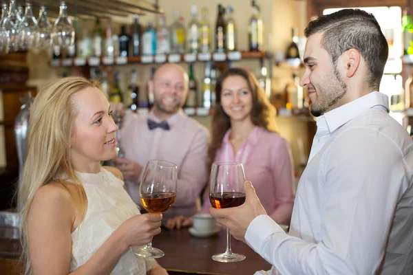 Bartender entertaining guests — Stock Photo, Image