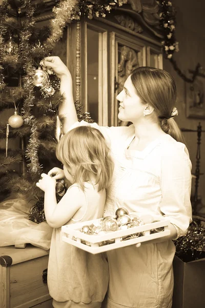 Jovem mãe e filha celebrando o Natal — Fotografia de Stock