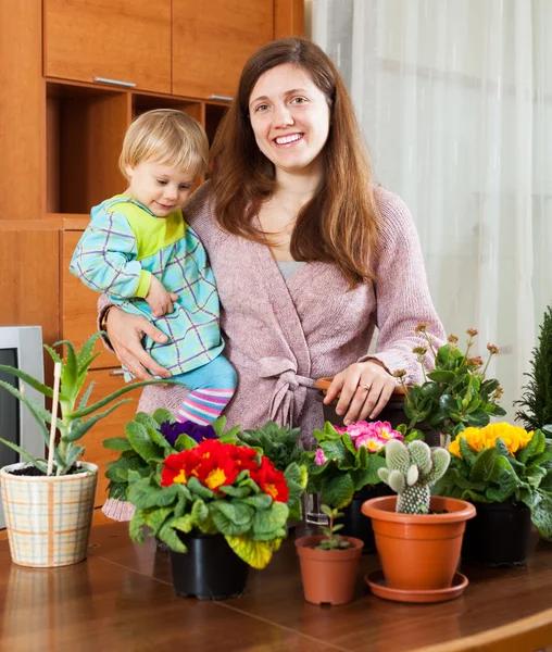 Mother with child transplanting potted flowers — Stock Photo, Image