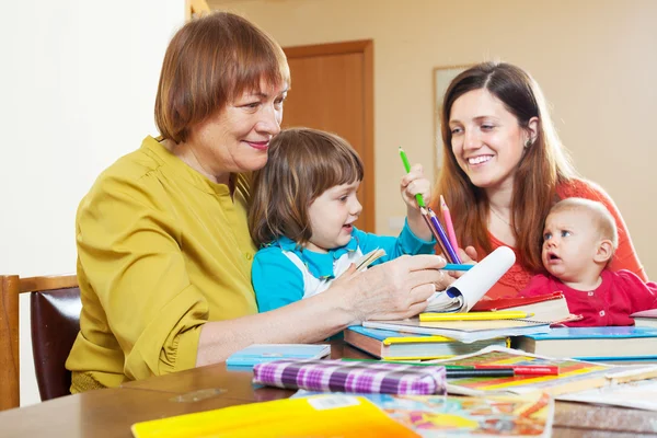 Mulher idosa brincando com filha e netos — Fotografia de Stock