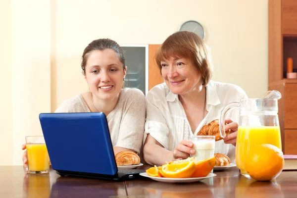 Glada kvinnor med laptop — Stockfoto