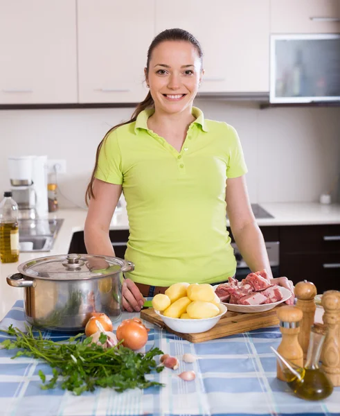 Ama de casa cocinando sopa en la cocina —  Fotos de Stock