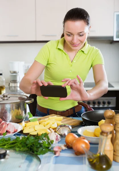 Vrouw maken van beelden tijdens het koken — Stockfoto