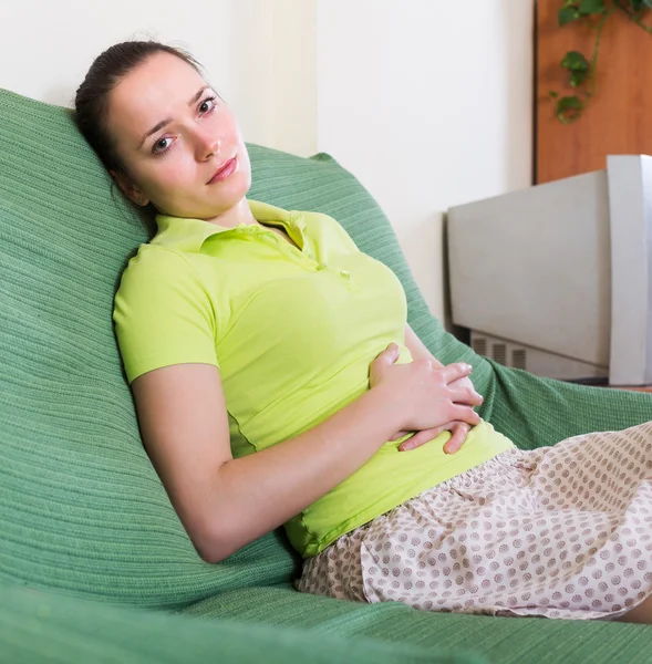 Muchacha molesta con dolores de estómago — Foto de Stock