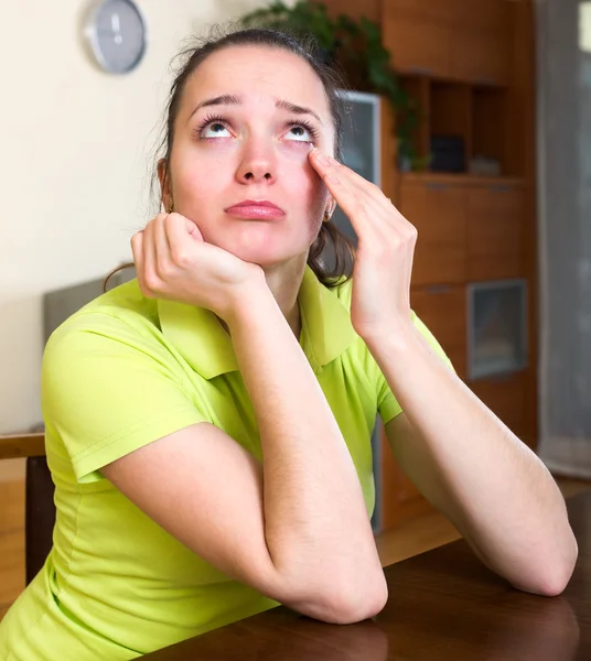 Zdenerwowany kobieta płacze w domu — Zdjęcie stockowe