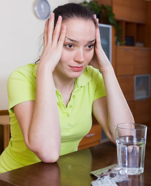 Depressief teef met tabletten — Stockfoto