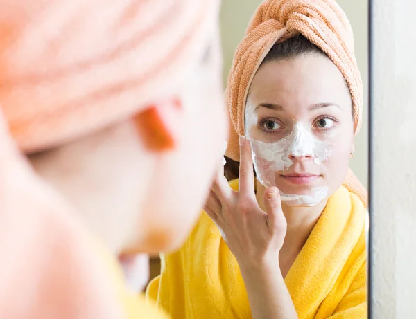 Woman taking care of face — Stock Photo, Image