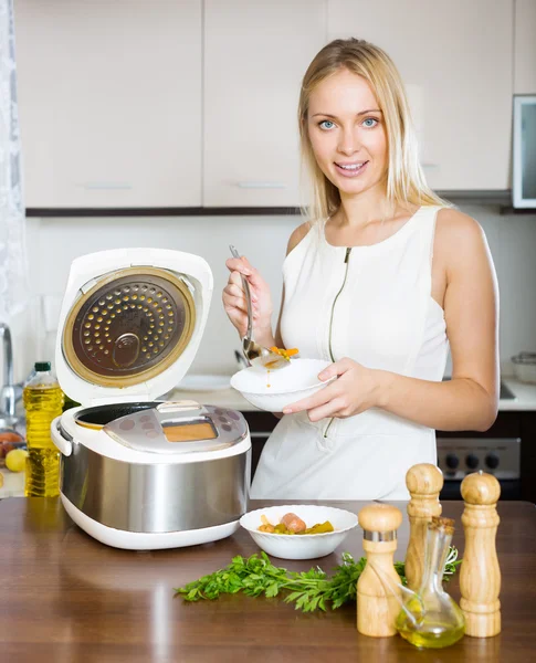 Feliz dona de casa cozinhar — Fotografia de Stock