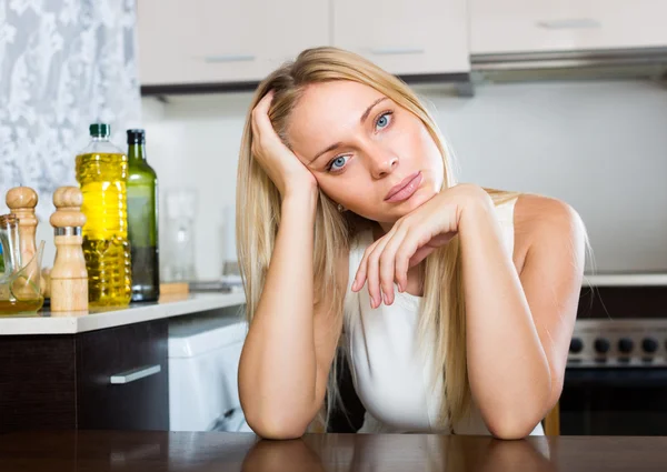 Mulher sentada na cozinha — Fotografia de Stock