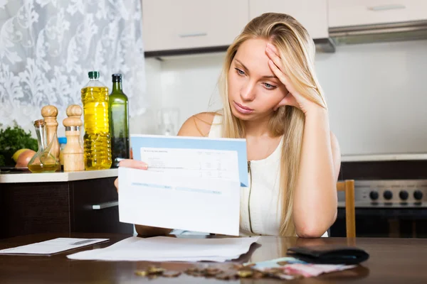 Une femme qui réfléchit aux problèmes financiers — Photo