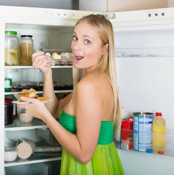 Mulher faminta comer bolo — Fotografia de Stock