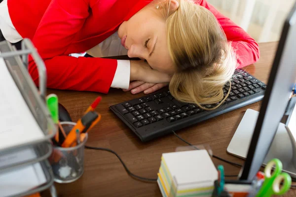 Empresária dormindo no trabalho — Fotografia de Stock