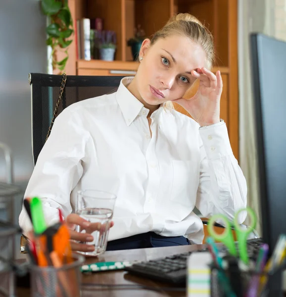 Chica con gripe y pastillas en la oficina — Foto de Stock