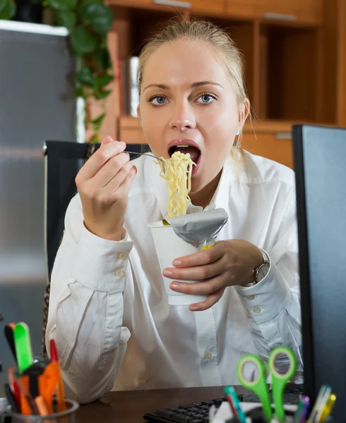 Donna che fa colazione in ufficio — Foto Stock