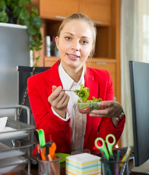 Geschäftsfrau beim Mittagessen im Büro — Stockfoto