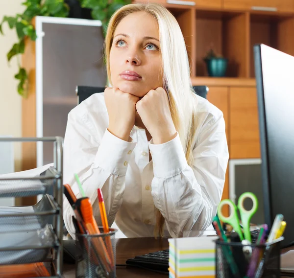 Frau in Weiß träumt am Schreibtisch — Stockfoto