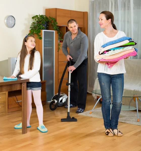 Familia de tres ordenando una habitación —  Fotos de Stock