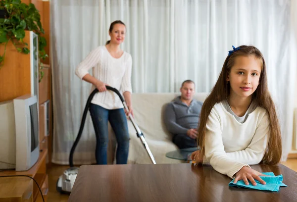 Dochter helpen moeder om schoon te maken — Stockfoto