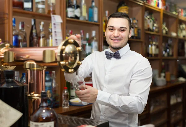 Barista maschile in un bar moderno — Foto Stock