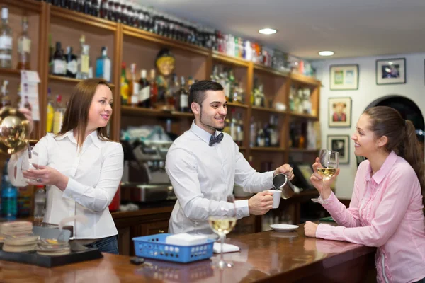 Chica coqueteando con barman en el mostrador —  Fotos de Stock