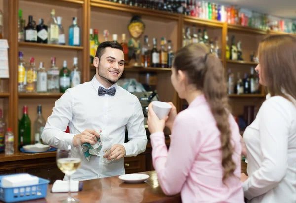 Duas meninas flertando com barman — Fotografia de Stock