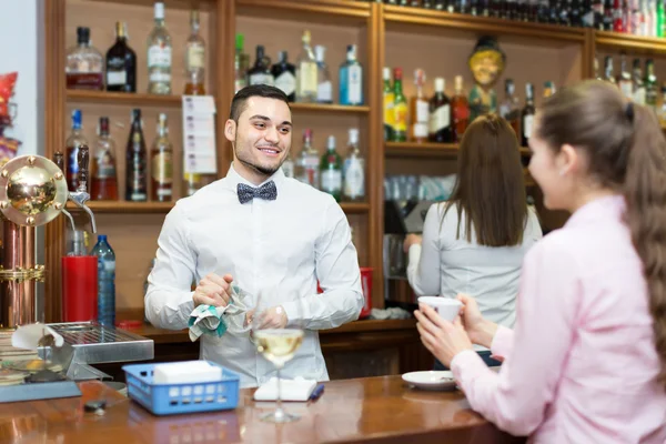 Young girl standing at bar — Stock Photo, Image