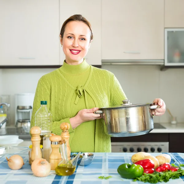 Woman holding pan of soup — Stock Photo, Image