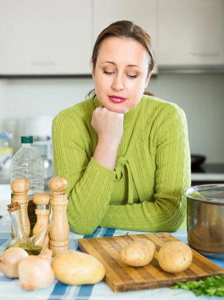 不快乐的女人 cookinng 在家里 — 图库照片