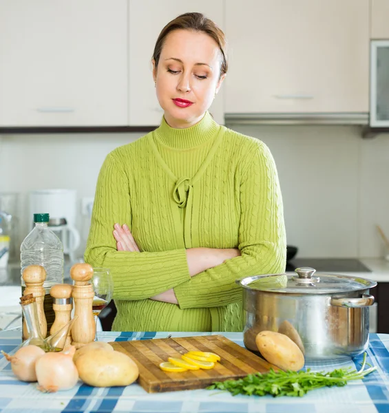 Femme malheureuse cuisine à la maison — Photo