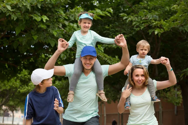 Familia sonriente con niños — Foto de Stock