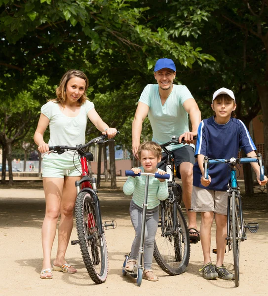 Familj gå med cyklar — Stockfoto