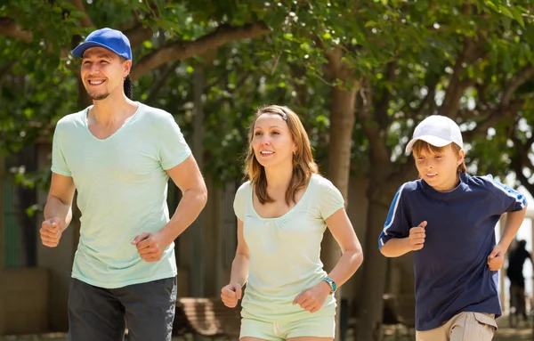 Οικογένεια με τον γιο, τρέξιμο στο πάρκο — Φωτογραφία Αρχείου