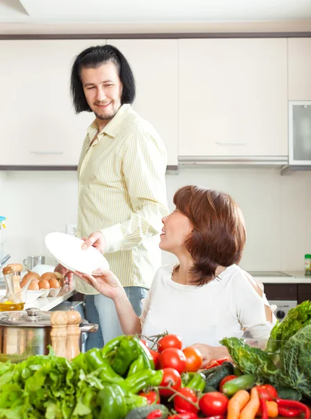 Homem e mulher com legumes — Fotografia de Stock