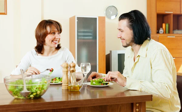 Kvinna och man äter vegetarisk middag — Stockfoto